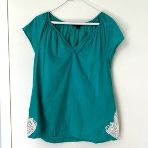 100% cotton green short sleeve top with appliqué lace detail